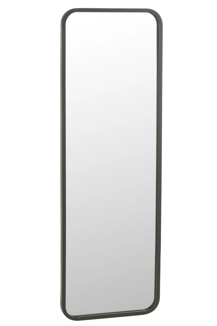 De Mirror Rectangular Matt Black heeft een hoge, rechthoekige vorm met afgeronde hoeken en een slanke, matzwarte lijst, rechtopstaand afgebeeld op een witte achtergrond.