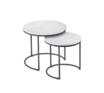 De Mirrors and More Bijzettafel DOREEN set bestaat uit twee ronde nesttafels met lichthouten bladen en zwarte metalen poten, zo ontworpen dat de kleinere tafel gedeeltelijk onder de grotere past.