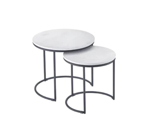 De Mirrors and More Bijzettafel DOREEN set bestaat uit twee ronde nesttafels met lichthouten bladen en zwarte metalen poten, zo ontworpen dat de kleinere tafel gedeeltelijk onder de grotere past.