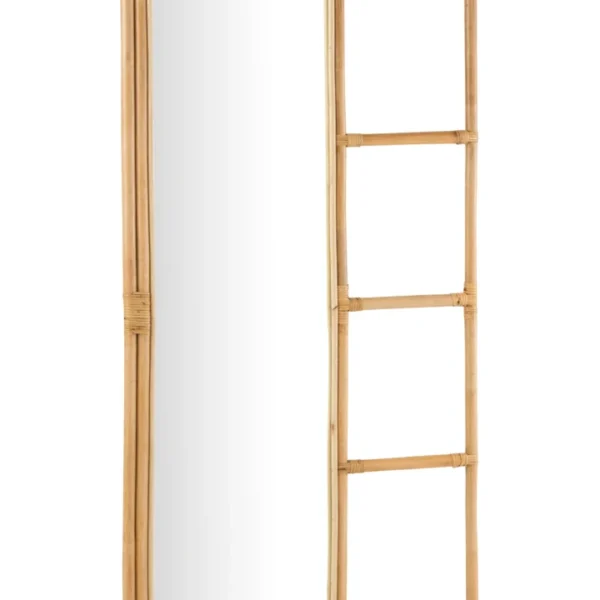 De Mirror-Ladder Rattan Natural is een hoge, rechthoekige spiegel met afgeronde hoeken en een licht rotan frame. De rechterkant heeft een ladderachtig verlengstuk met drie horizontale sporten.