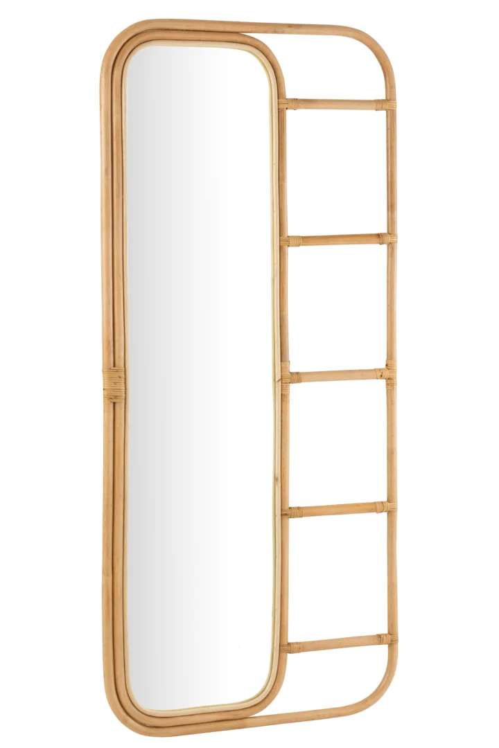 De Mirror-Ladder Rattan Natural is een hoge, rechthoekige spiegel met afgeronde hoeken en een licht rotan frame. De rechterkant heeft een ladderachtig verlengstuk met drie horizontale sporten.