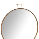 De Mirror Anto MDF/Mirror Gold Large is een ronde wandspiegel met een slank goudkleurig metalen frame en een kleine horizontale balk met twee knoppen bovenaan om op te hangen, tegen een effen witte achtergrond.