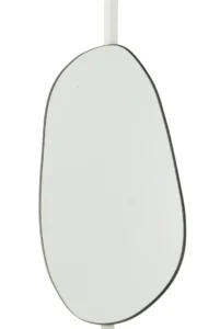 De wandspiegel Extrema Iron/Mirror Black Large is een onregelmatig gevormde, frameloze spiegel met gladde, ongelijke randen, weergegeven op een witte verticale standaard tegen een effen achtergrond.