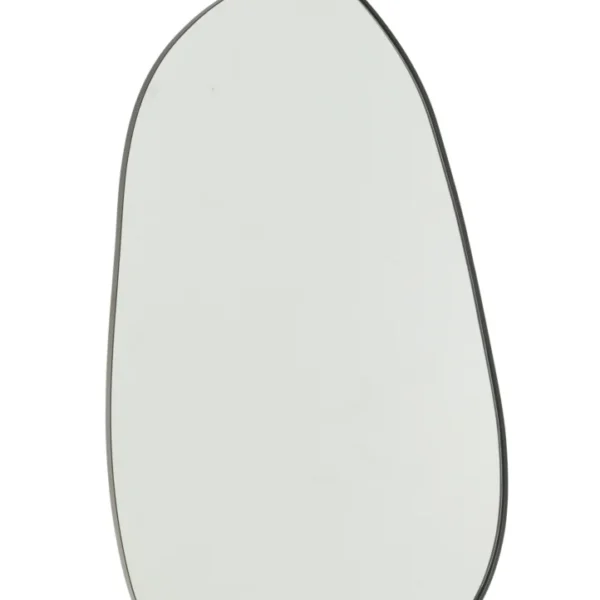 De wandspiegel Extrema Iron/Mirror Black Large is een onregelmatig gevormde, frameloze spiegel met gladde, ongelijke randen, weergegeven op een witte verticale standaard tegen een effen achtergrond.