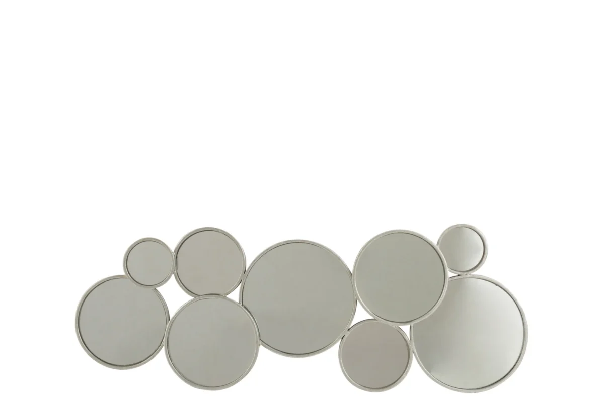 De Mirror 9 Circles Metal Silver heeft meerdere ronde spiegels van verschillende afmetingen bij elkaar, elk omlijst met een dunne metalen rand voor een decoratief wandaccent.