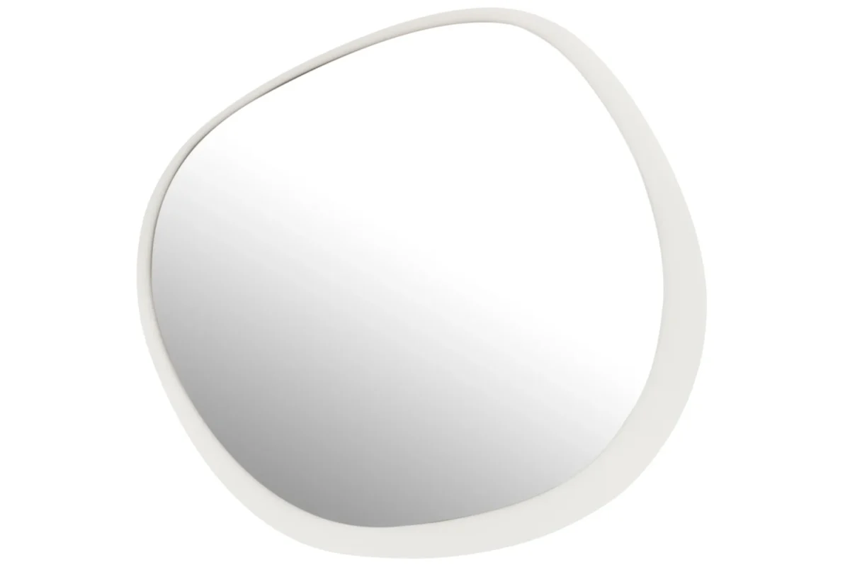 De wandspiegel Rond Metaal/Glas Wit Large heeft een gladde, witte lijst en een licht gebogen reflecterend oppervlak met een onregelmatige, organische vorm.