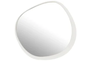 De wandspiegel Rond Metaal/Glas Wit Large heeft een gladde, witte lijst en een licht gebogen reflecterend oppervlak met een onregelmatige, organische vorm.