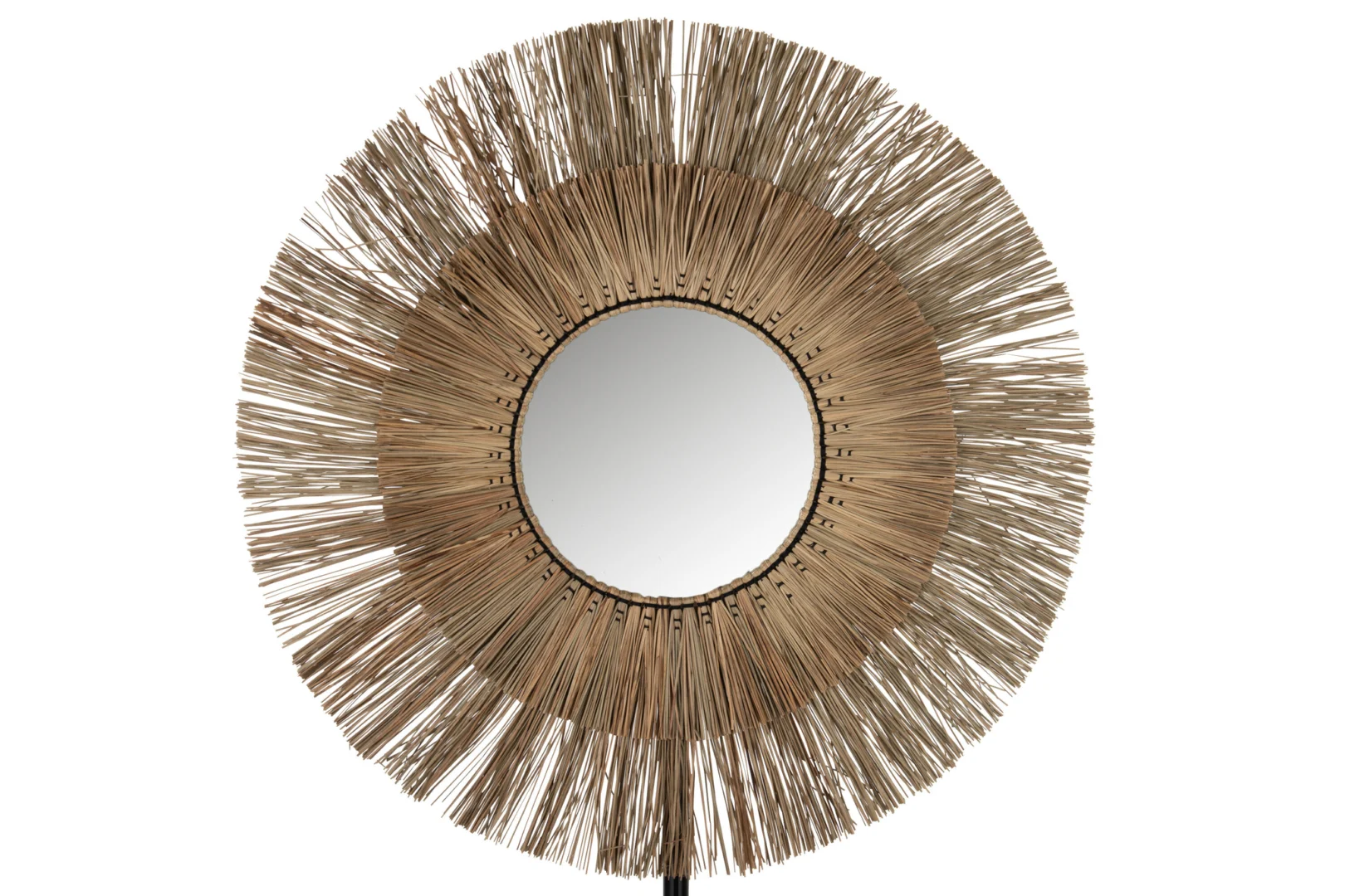 De Mirror Mendi Round Grass Natural Large heeft een cirkelvormig ontwerp met een frame van gelijkmatig verdeelde natuurlijke grasvezels, waardoor een opvallend sunburst-effect ontstaat.