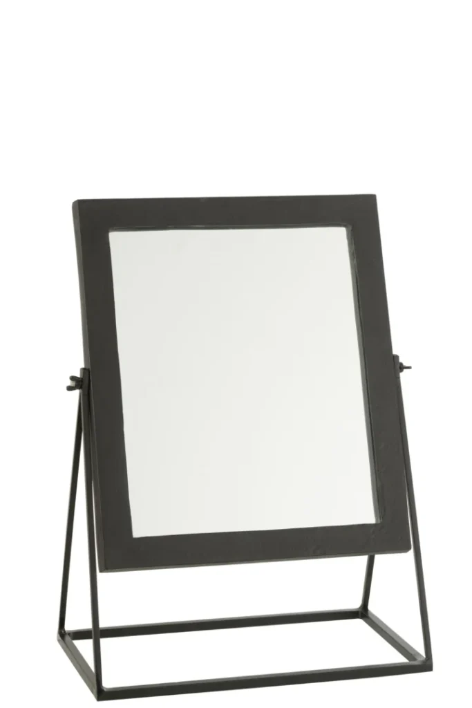 De Mirror Square On Foot Metal Black heeft een vierkant tafelblad met een dik zwart frame en een minimalistische metalen standaard, afgebeeld tegen een witte achtergrond.