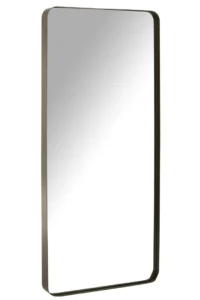De Spiegel Markus Metaal/Glas Zwart L is een hoge, rechthoekige spiegel met afgeronde hoeken en een slank zwart metalen frame, rechtopstaand tegen een witte achtergrond.