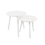 De Mirrors and More Bijzettafel VILANA set bestaat uit twee ronde, witte nesttafels, elk met drie poten, zo ontworpen dat de kleinere tafel gedeeltelijk onder de grotere past.