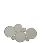 De Mirror 6 Circles Metal Silver is een decoratieve wandspiegel met zes cirkelvormige spiegels in verschillende maten, verbonden in een cluster met dunne zilveren lijsten voor een abstracte, moderne look.