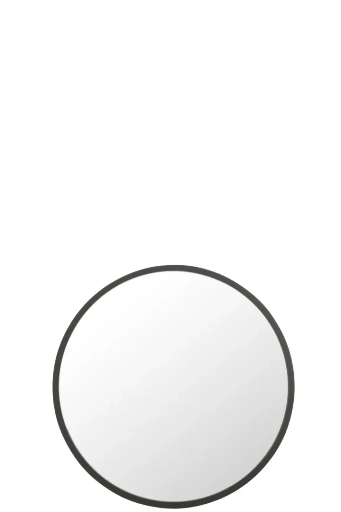 De Mirror Round Matt Black Large heeft een eenvoudig, rond ontwerp met een dunne, matzwarte lijst tegen een witte achtergrond. Het oppervlak reflecteert het licht voor een subtiel gradiënteffect.