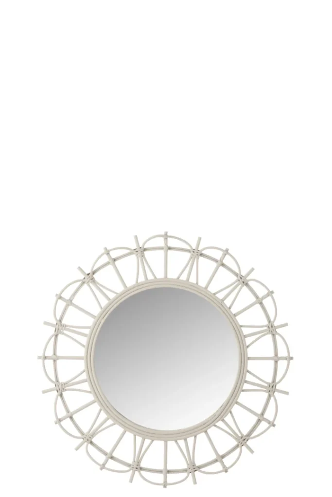 De Mirror Round Bamboo Light Grey heeft een cirkelvormig ontwerp met een geweven lichtgrijze bamboeframe in een sunburstpatroon op een effen witte achtergrond.