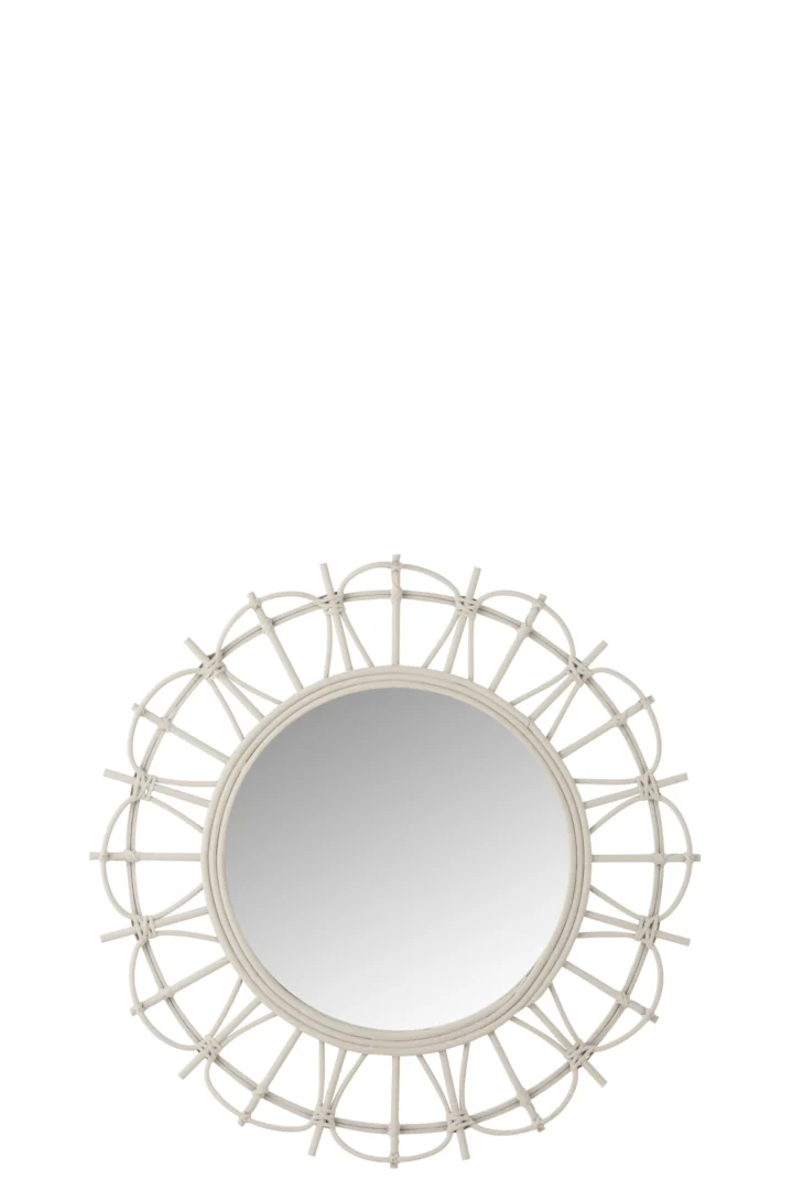 De Mirror Round Bamboo Light Grey heeft een cirkelvormig ontwerp met een geweven lichtgrijze bamboeframe in een sunburstpatroon op een effen witte achtergrond.