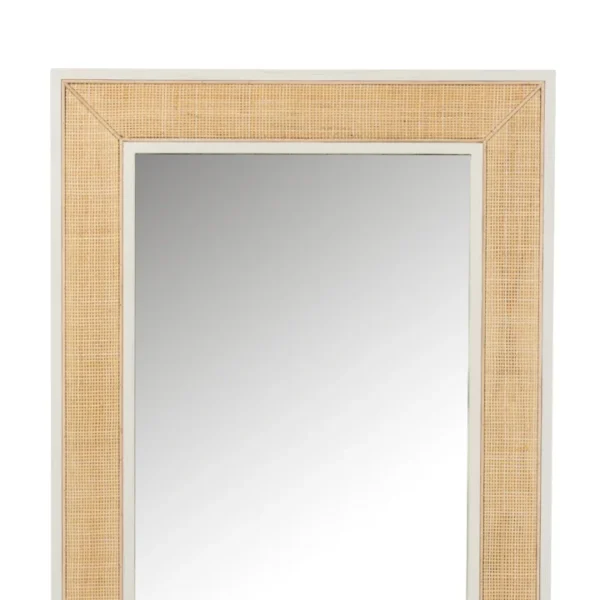 De Mirror Molly Exotic Wood / White Rattan Medium heeft een rechthoekig ontwerp met een breed, lichtgekleurd geweven rotanframe en een effen reflecterend oppervlak, afgebeeld tegen een witte achtergrond.