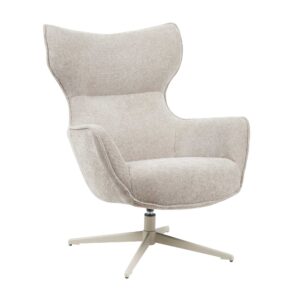 De Fauteuil Julia | Taupe is een moderne draaifauteuil in lichte taupe stoffering, met een hoge gevleugelde rugleuning, schuine armleuningen en een vierpunts metalen onderstel.