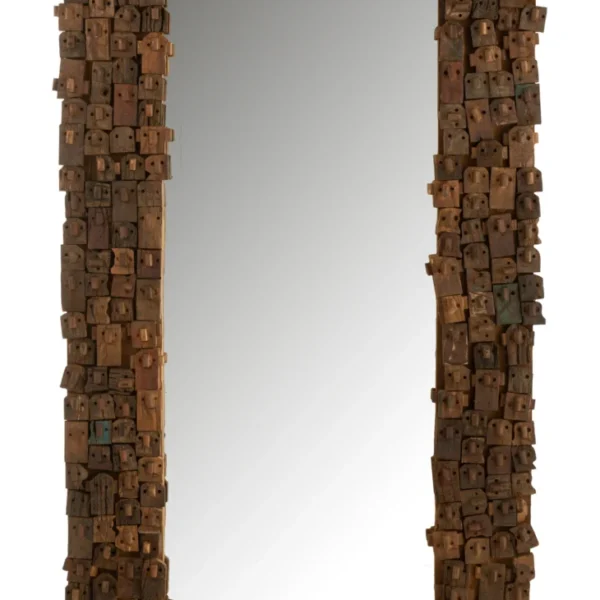 De MIRROR SYMA RECYCLED WOOD/MIRROR NATURAL LARGE heeft een rechthoekige vorm met een opvallend, grof frame gemaakt van verschillende gerecyclede houtblokken voor een rustieke, getextureerde look.