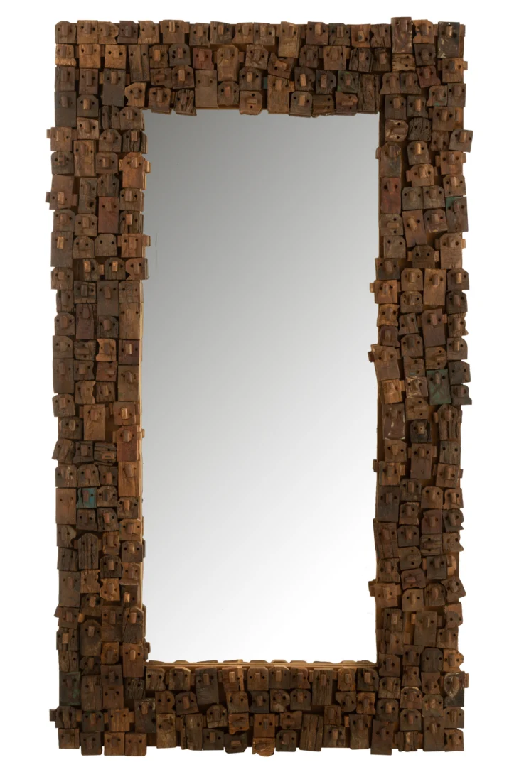 De MIRROR SYMA RECYCLED WOOD/MIRROR NATURAL LARGE heeft een rechthoekige vorm met een opvallend, grof frame gemaakt van verschillende gerecyclede houtblokken voor een rustieke, getextureerde look.