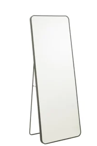 De Mirror On Foot Rectangle Gl/Met Bl is een rechthoekige staande spiegel over de hele lengte met een zwarte lijst en afgeronde hoeken, ondersteund door een achterstandaard, afgebeeld tegen een witte achtergrond.