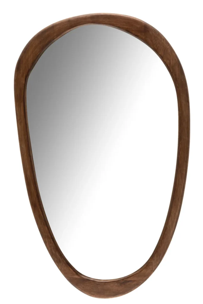 De Mirror Irregular Mango Wood Dark Brown Large heeft een asymmetrisch, afgerond ontwerp met een gladde, donkere houten lijst en een licht onregelmatige vorm. Het oppervlak weerkaatst het licht en creëert een gradiënt van donker naar licht.
