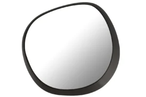 De wandspiegel Rond Metaal/Glas Zwart Large heeft een glad, minimalistisch, asymmetrisch ontwerp met een zwarte onregelmatige lijst, die een moderne en abstracte look biedt die het licht prachtig reflecteert.