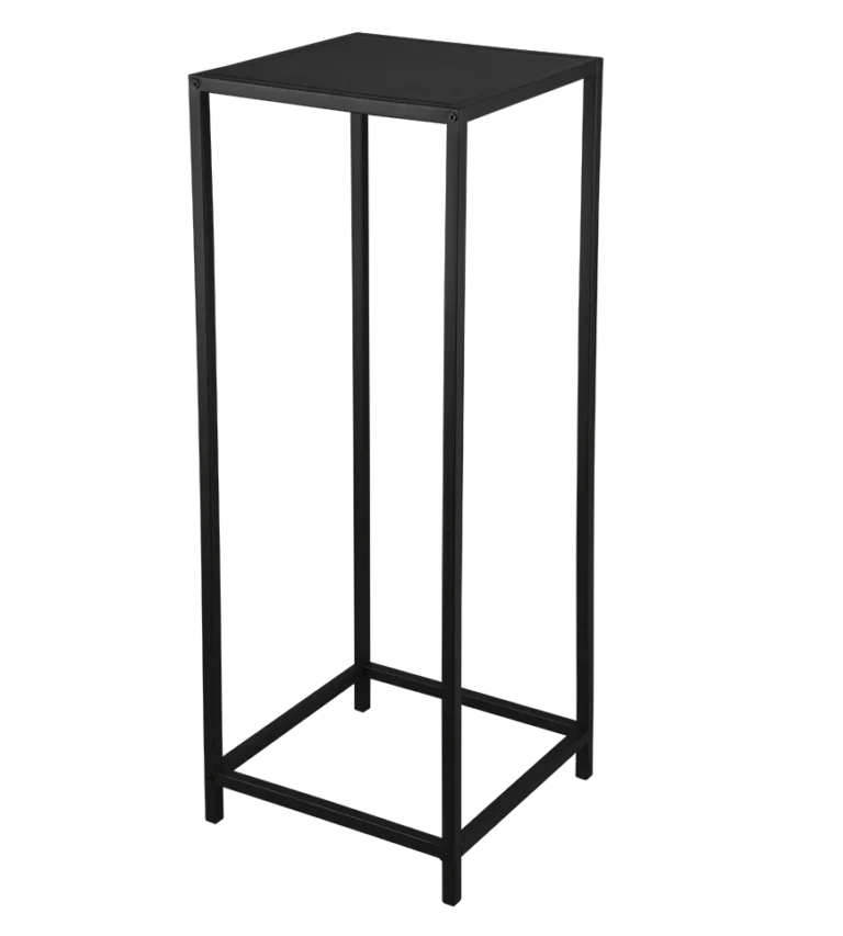De Mirrors and More Bijzettafel VERONIKA is een hoge, rechthoekige bijzettafel van zwart metaal met een open frame en een massief bovenblad.