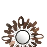 De Mirror Pieces Oval Metal Brown is een wandspiegel met een ovale vorm en een frame van onregelmatige metalen stukjes, gerangschikt als bloemblaadjes, met een rustieke bronsbruine afwerking.