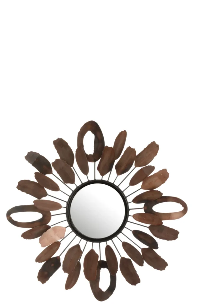 De Mirror Pieces Oval Metal Brown is een wandspiegel met een ovale vorm en een frame van onregelmatige metalen stukjes, gerangschikt als bloemblaadjes, met een rustieke bronsbruine afwerking.
