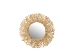 De Mirror Tress Rattan Natural is een ronde wandspiegel met een decoratieve lijst gemaakt van natuurlijk gevlochten rotan, met een zonnestraalpatroon tegen een witte achtergrond.