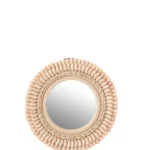 De Mirror On Foot Mona Shells Light Pink Large heeft een ronde spiegel omlijst met lichtroze schelpen, gemonteerd op een slanke zwarte metalen standaard met een rechthoekige basis, en is geïsoleerd op een witte achtergrond.