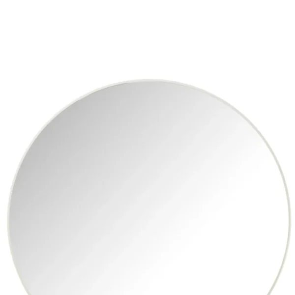 De Mirror Round Glass/Metal White Large heeft een ruimtelijk, cirkelvormig ontwerp met een gestroomlijnd wit metalen frame dat een witte en grijs verlopende achtergrond weerspiegelt.