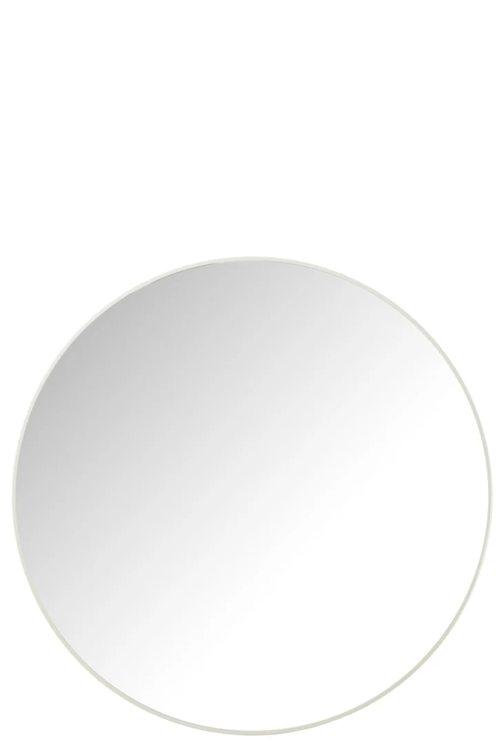 De Mirror Round Glass/Metal White Large heeft een ruimtelijk, cirkelvormig ontwerp met een gestroomlijnd wit metalen frame dat een witte en grijs verlopende achtergrond weerspiegelt.