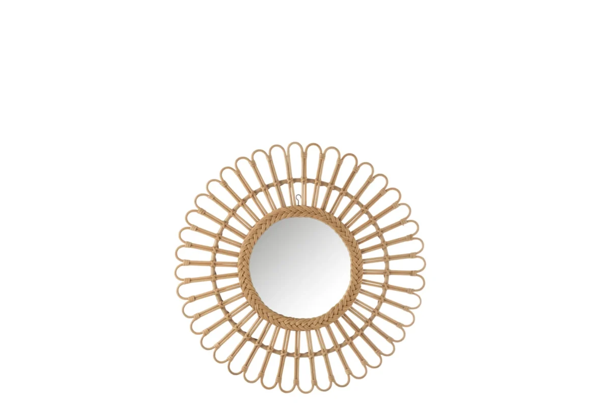 De Mirror Ellen Round Rattan Natural Small heeft een decoratief rotan frame met een zonnestraalpatroon en is afgebeeld tegen een effen witte achtergrond.