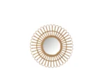 De Mirror Ellen Round Rattan Natural Small heeft een decoratief rotan frame met een zonnestraalpatroon en is afgebeeld tegen een effen witte achtergrond.