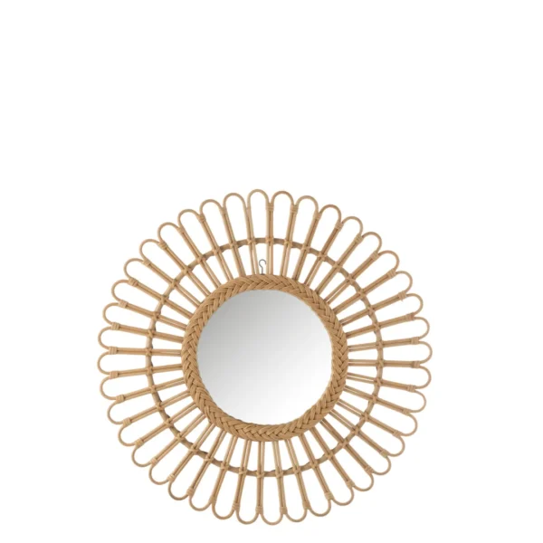 De Mirror Ellen Round Rattan Natural Small heeft een decoratief rotan frame met een zonnestraalpatroon en is afgebeeld tegen een effen witte achtergrond.