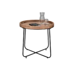 De Mirrors and More Bijzettafel JETTE, een ronde houten bijzettafel met zwarte metalen poten, toont een glazen karaf, een glas water en een gesloten notitieboekje met een pen op het oppervlak.