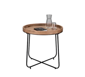 De Mirrors and More Bijzettafel JETTE, een ronde houten bijzettafel met zwarte metalen poten, toont een glazen karaf, een glas water en een gesloten notitieboekje met een pen op het oppervlak.