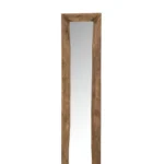 Een kleine, rechthoekige wandspiegel met een bruine houten lijst, afgebeeld tegen een effen witte achtergrond.