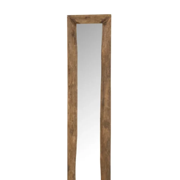 Een kleine, rechthoekige wandspiegel met een bruine houten lijst, afgebeeld tegen een effen witte achtergrond.