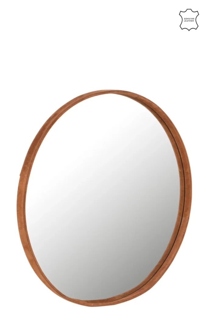 De Mirror Round Leather Cognac Large, met een bruin leren frame, wordt weergegeven tegen een witte achtergrond met een badge-vormig "GENUINE LEATHER" icoontje in de rechterbovenhoek.