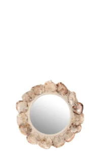 Een kleine ronde wandspiegel met de naam "Mirror Lisa Shells Purple" heeft een decoratieve lijst van overlappende schelpen in natuurlijke beige, bruine en paarse tinten.