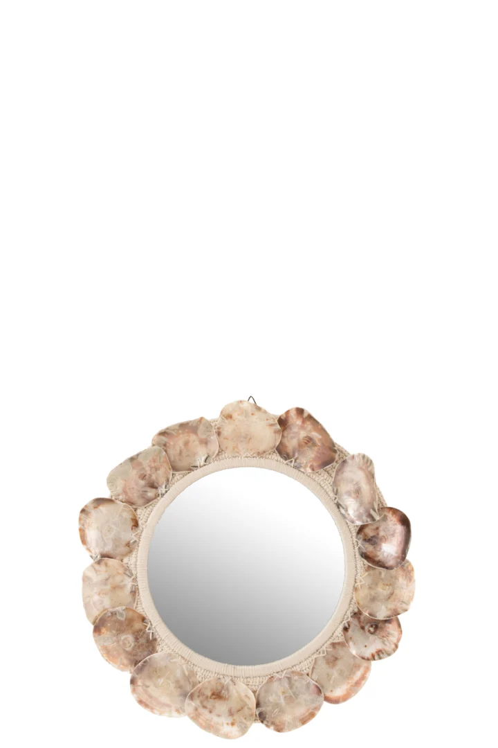 Een kleine ronde wandspiegel met de naam "Mirror Lisa Shells Purple" heeft een decoratieve lijst van overlappende schelpen in natuurlijke beige, bruine en paarse tinten.