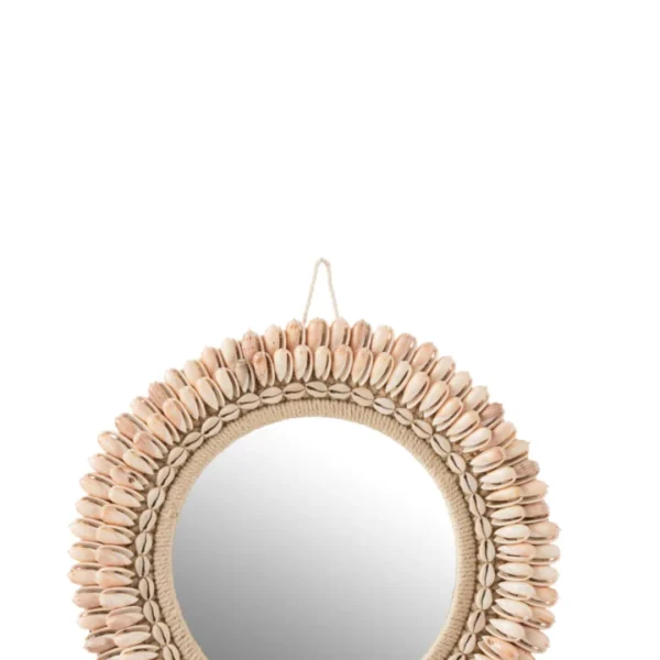 De Mirror Mona Shells Light Pink Large is een ronde spiegel met concentrische cirkels van decoratieve schelpen en een hangend touw, die het licht en de omgeving reflecteert.