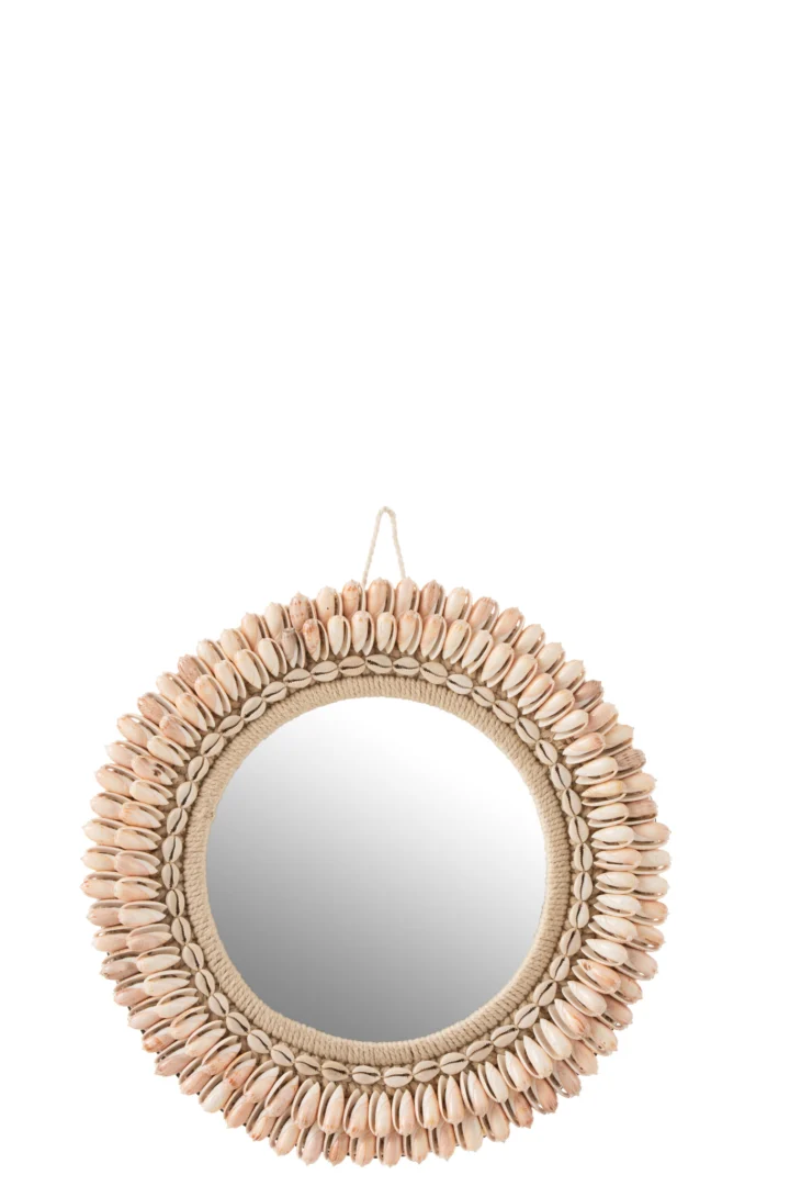 De Mirror Mona Shells Light Pink Large is een ronde spiegel met concentrische cirkels van decoratieve schelpen en een hangend touw, die het licht en de omgeving reflecteert.