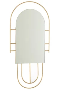 De Mirror Ines Metal Gold is een decoratieve wandspiegel met een geometrisch ontwerp, met rechthoekige en gebogen ruiten omlijst door dunne gouden metalen lijnen die halve cirkels en rechte staven vormen.