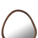De Mirror Whisp Mango Wood/MDF Brown Large is een asymmetrische wandspiegel met een donkere houten lijst en een ronde, onregelmatige vorm, afgebeeld tegen een witte achtergrond.