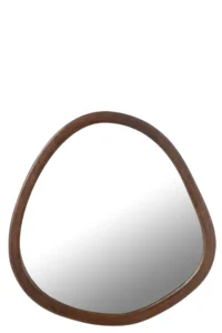 De Mirror Whisp Mango Wood/MDF Brown Large is een asymmetrische wandspiegel met een donkere houten lijst en een ronde, onregelmatige vorm, afgebeeld tegen een witte achtergrond.