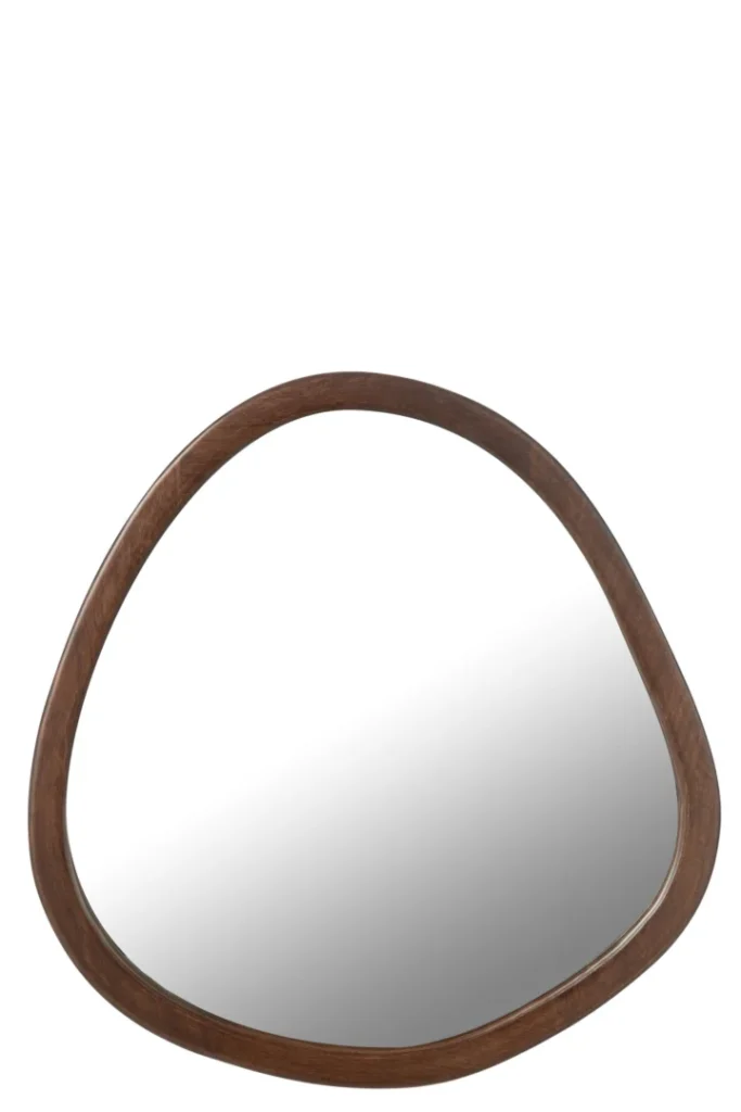 De Mirror Whisp Mango Wood/MDF Brown Large is een asymmetrische wandspiegel met een donkere houten lijst en een ronde, onregelmatige vorm, afgebeeld tegen een witte achtergrond.