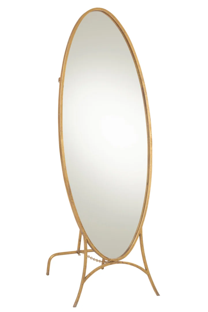De Spiegel Staand IJzer/Spiegel Goud is een ovale staande spiegel over de hele lengte met een gouden metalen frame en vier gebogen poten, die schuin staat tegen een effen witte achtergrond.